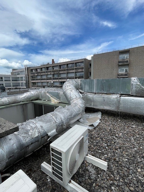 Ancien isolant thermique dégradé sur gaine aéraulique extérieure - CMC Tronquières
