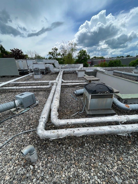 Défaut d'étanchéité et pont thermique sur réseau CVC avant rénovation EMG